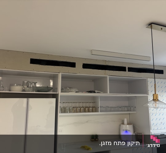 בניית סינר גבס מעל ארונות מטבח עם הכנה לפתחי מיזוג אוויר